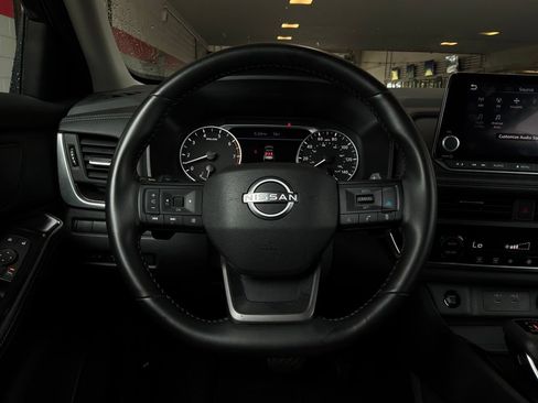 Used 2025 Nissan Rogue SV FWD image 32