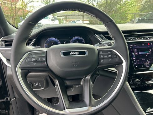 Used 2025 Jeep Grand Cherokee L Laredo image 26