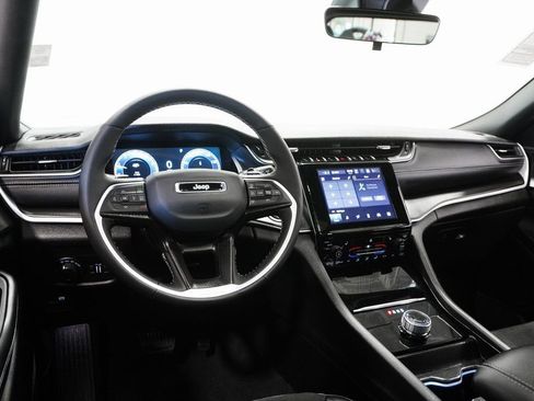 Used 2025 Jeep Grand Cherokee Altitude image 18