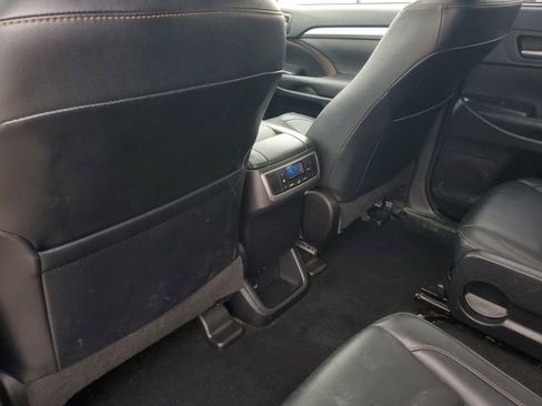 Used 2018 Toyota Highlander XLE image 7