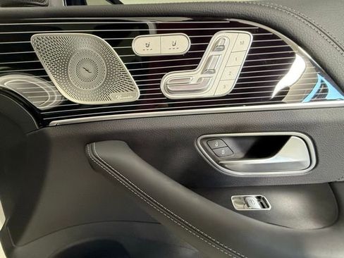 Used 2025 Mercedes-Benz GLS 580 4MATIC image 35