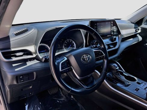 Used 2022 Toyota Highlander XLE AWD/4WD image 9