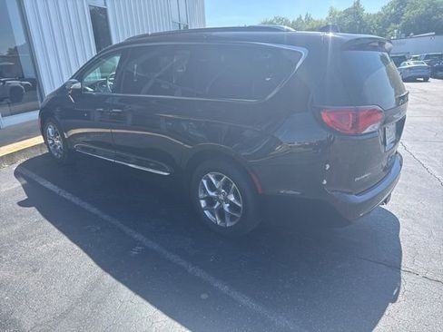 Used 2017 Chrysler Pacifica Limited w/ UConnect Theater Package FWD image 12