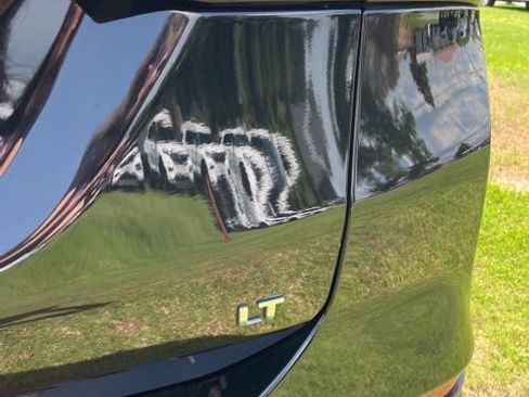 Used 2022 Chevrolet Equinox LT w/ Driver Convenience Package image 9