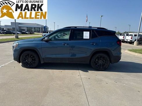 Used 2024 GMC Terrain SLT w/ Tech Package FWD image 3