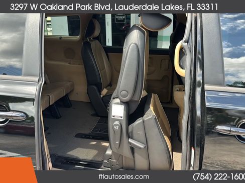Used 2017 Kia Sedona LX w/ LX Essentials Premium Package FWD image 38