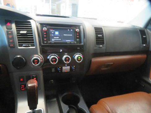 Used 2017 Toyota Sequoia Platinum RWD image 41