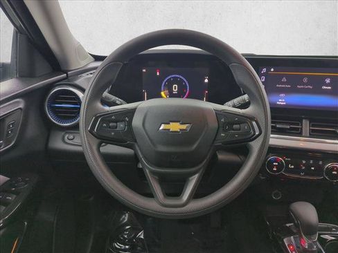Used 2025 Chevrolet Trax LT FWD image 27