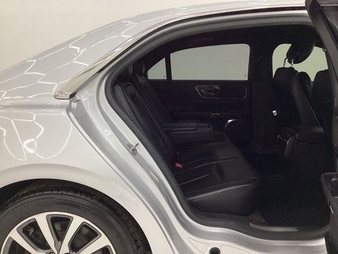 Used 2017 Lincoln Continental Premiere image 21