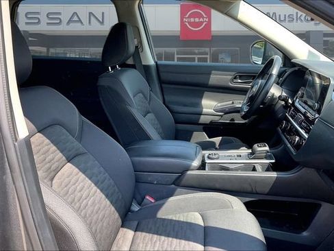 Used 2025 Nissan Pathfinder SV AWD/4WD image 29