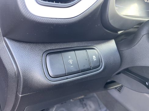 Used 2024 Hyundai Venue Limited image 16