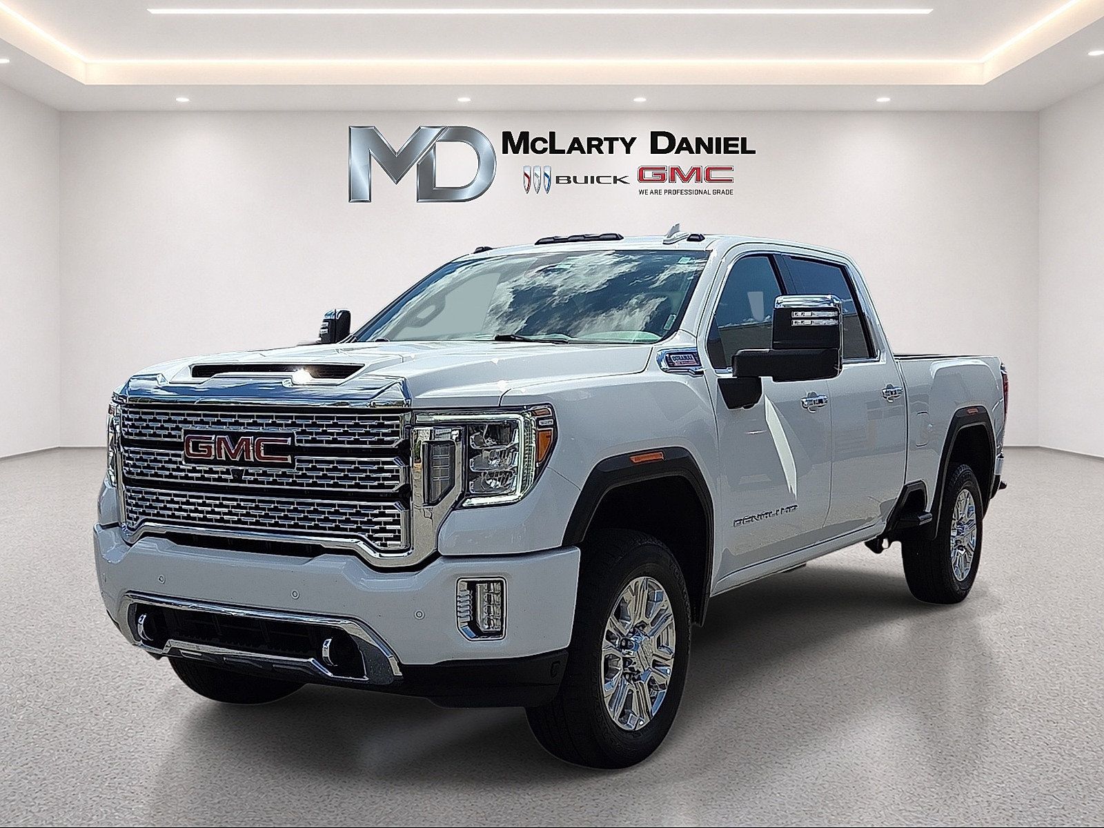 Used 2023 GMC Sierra 3500 Denali AWD/4WD image 2