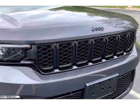 Used 2024 Jeep Grand Cherokee Limited w/ Black Appearance Package image 30