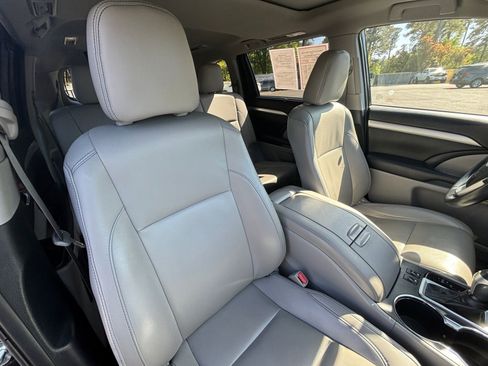 Used 2019 Toyota Highlander XLE FWD image 19