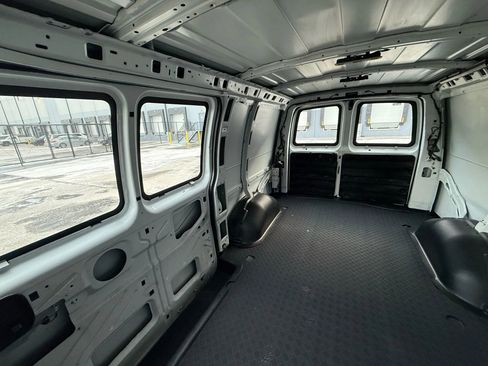 Used 2017 Chevrolet Express 3500 image 21