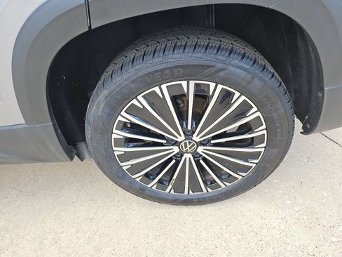 Used 2025 Volkswagen Taos SE FWD image 26