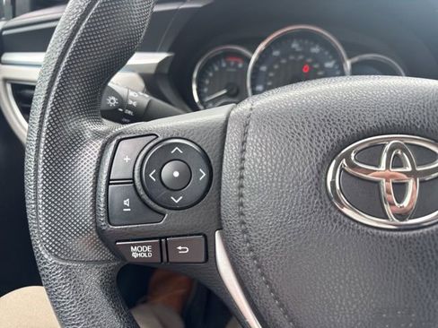 Used 2014 Toyota Corolla LE image 19