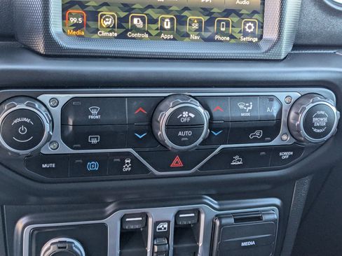 Used 2023 Jeep Wrangler Sahara image 23