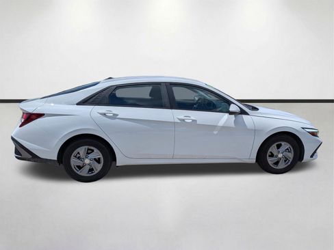 Used 2024 Hyundai Elantra SE image 3