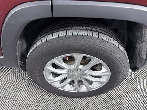 Used 2019 Jeep Cherokee Latitude w/ Cold Weather Group image 12