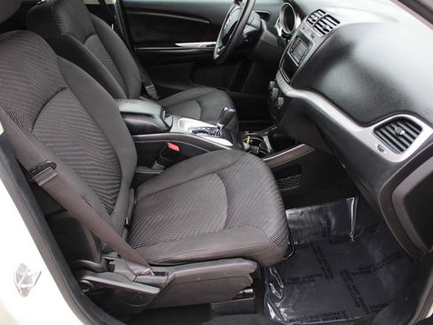 Used 2017 Dodge Journey SXT w/ Comfort/Convenience Group FWD image 9