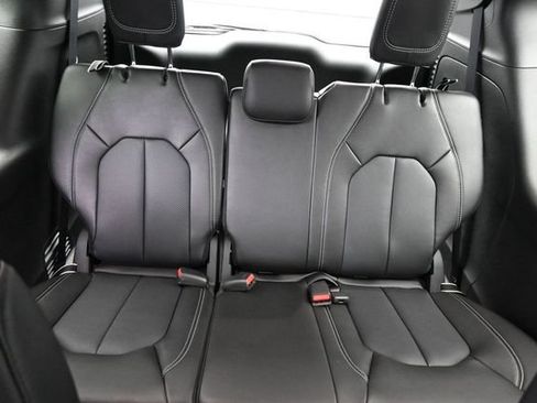 Used 2025 Chrysler Pacifica Select FWD image 12