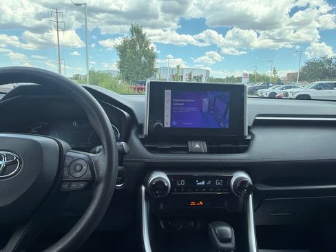 Used 2025 Toyota RAV4 XLE AWD/4WD image 31
