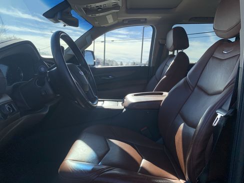 Used 2019 Cadillac Escalade ESV Luxury image 16