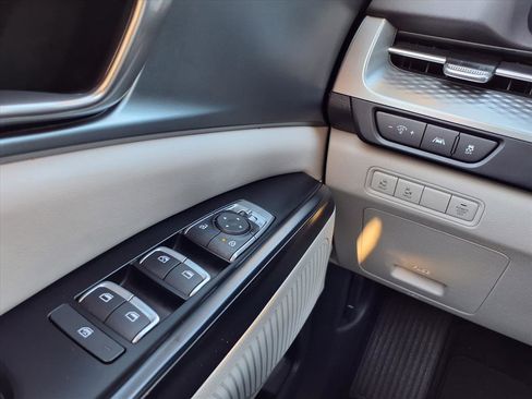 Used 2024 Kia Carnival LX image 23