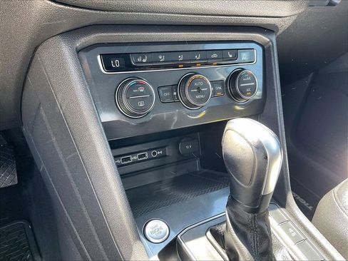 Used 2020 Volkswagen Tiguan SEL AWD/4WD image 26