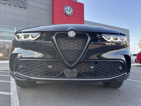 Certified 2025 Alfa Romeo Tonale w/ Premium Package AWD/4WD image 3