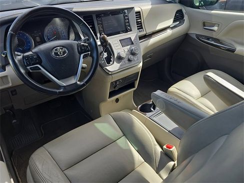 Used 2019 Toyota Sienna XLE image 11
