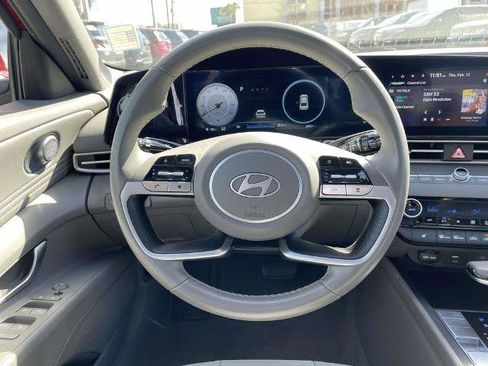 Used 2025 Hyundai Elantra SEL image 11