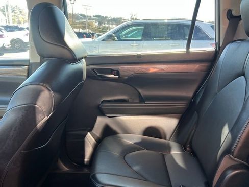Used 2022 Toyota Highlander Limited image 24