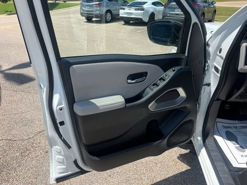 Used 2025 Nissan Frontier SV w/ SV Convenience Package RWD image 11