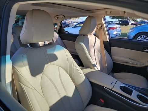 Used 2021 Toyota Avalon XLE image 11