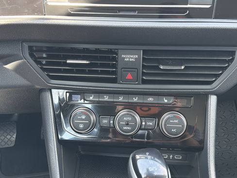 Used 2023 Volkswagen Jetta SE FWD image 16