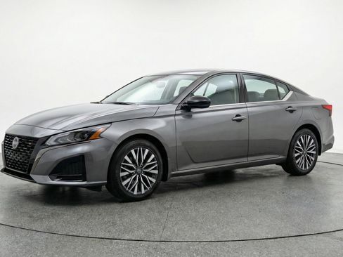 Used 2025 Nissan Altima 2.5 SV image 3