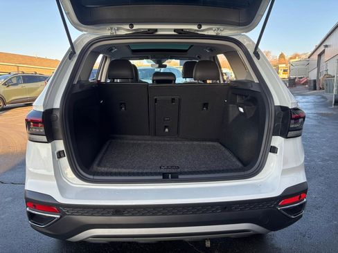 Used 2025 Volkswagen Taos SE w/ Panoramic Sunroof Package image 19