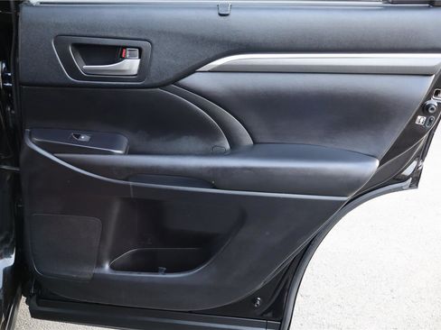 Used 2019 Toyota Highlander SE w/ Nightshade Edition image 25