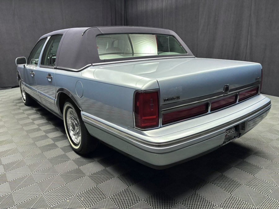 Used 1997 Lincoln Town Car Executive RWD image 3