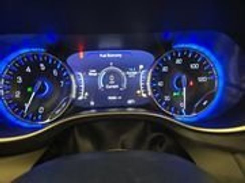 Used 2022 Chrysler Pacifica Touring-L image 5