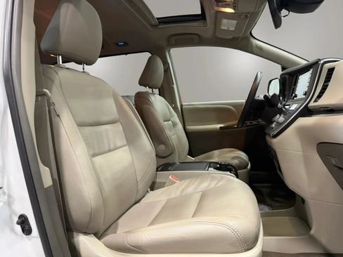 Used 2018 Toyota Sienna XLE w/ XLE Navigation Package FWD image 28