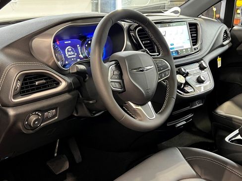 New 2026 Chrysler Pacifica Select image 13