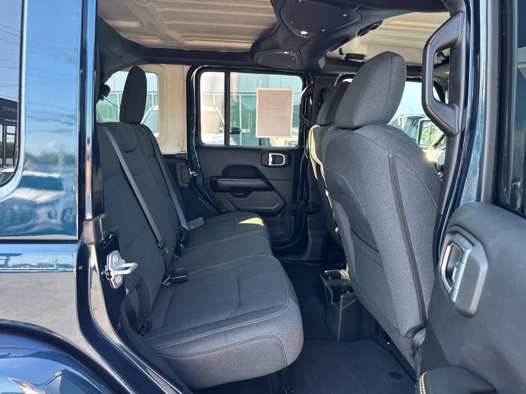 Used 2025 Jeep Wrangler Unlimited Sahara AWD/4WD image 21