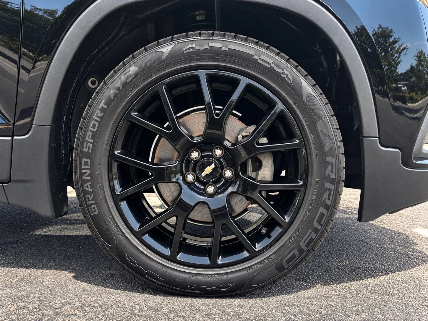Used 2021 Chevrolet Trax LT w/ Midnight Edition FWD image 3