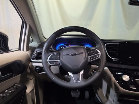 Used 2024 Chrysler Pacifica Touring-L FWD image 11