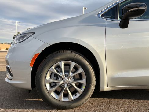 New 2026 Chrysler Pacifica Select image 10
