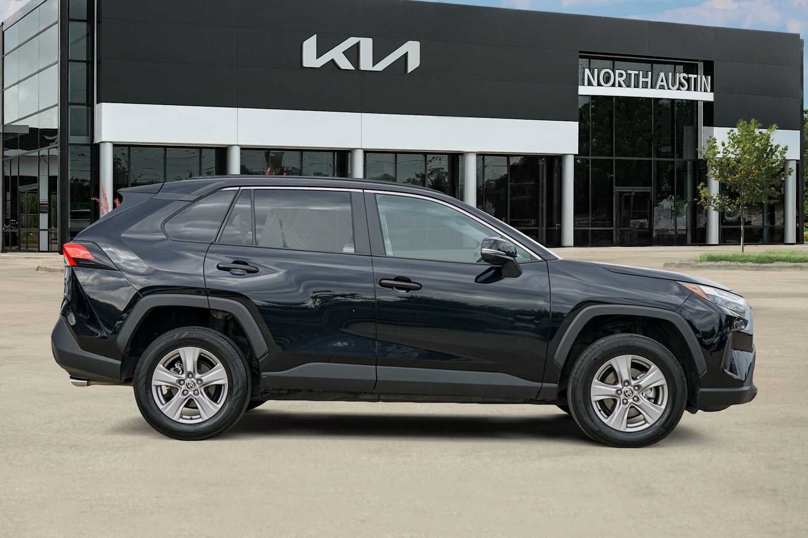 Used 2025 Toyota RAV4 XLE FWD image 6