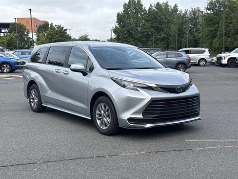 Used 2025 Toyota Sienna LE FWD image 1